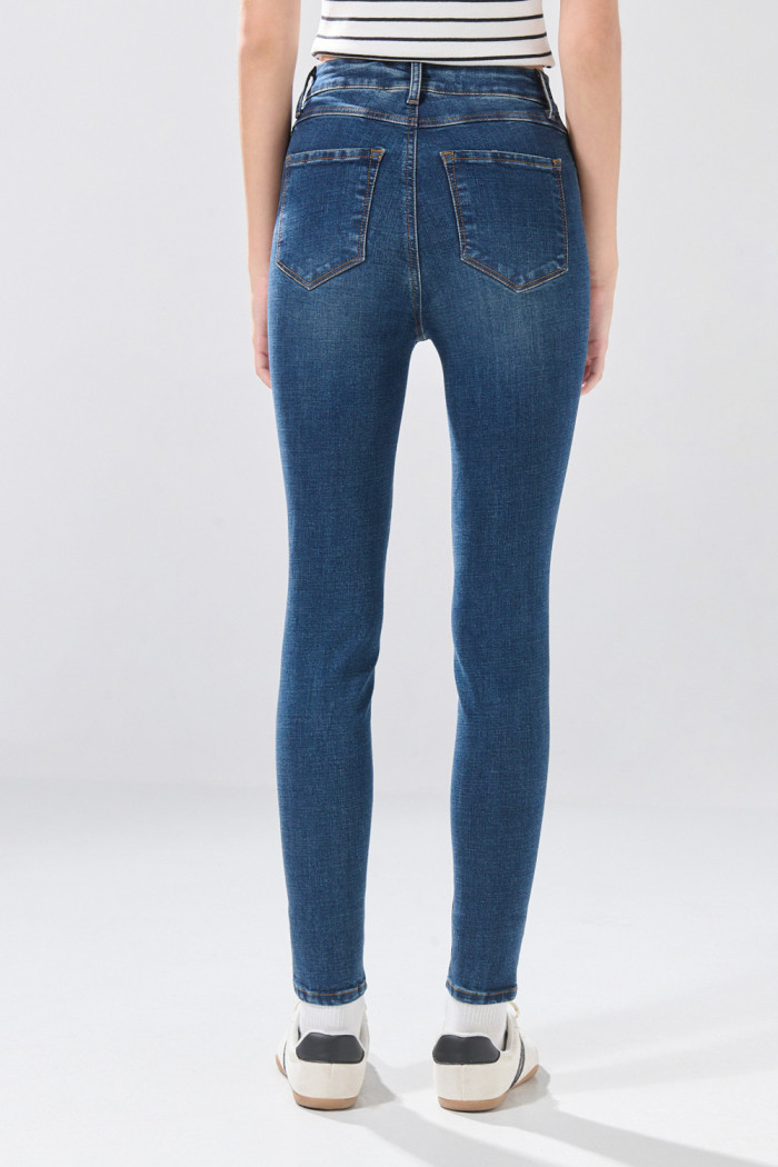 Jean súper skinny infaltables azul oscuro con 5 bolsillos
