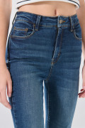 Jean súper skinny infaltables azul oscuro con 5 bolsillos
