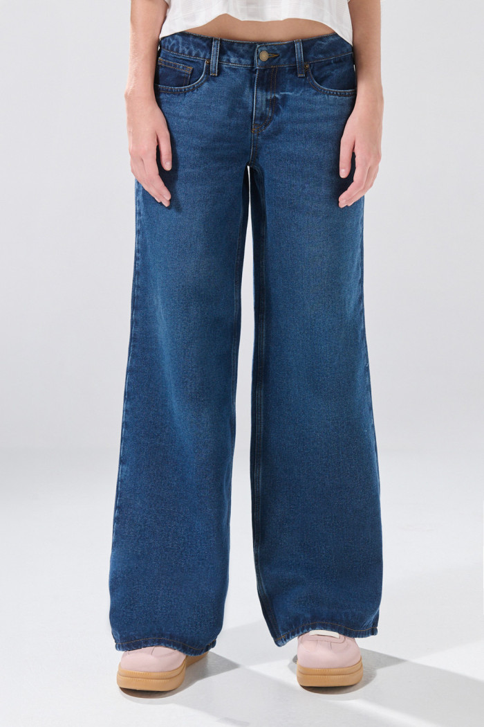 Jean open leg infaltables azul oscuro con bota ancha
