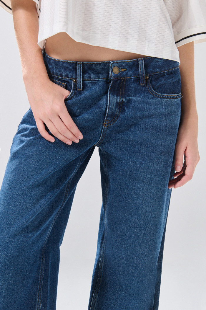 Jean open leg infaltables azul oscuro con bota ancha
