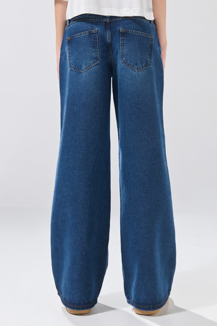 Jean open leg infaltables azul oscuro con bota ancha
