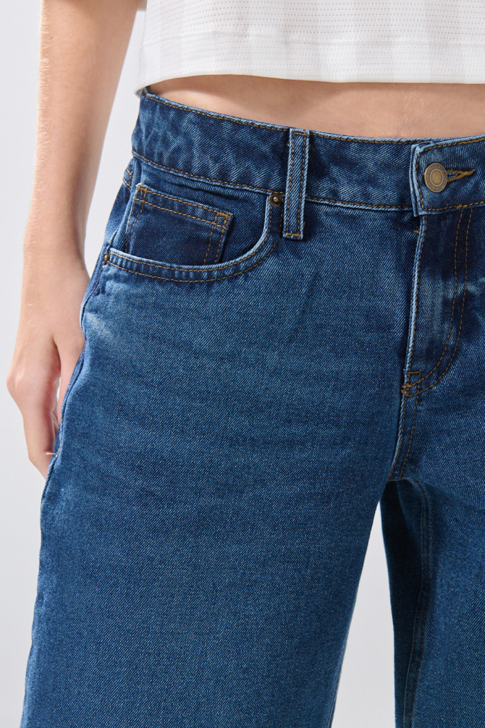 Jean open leg infaltables azul oscuro con bota ancha
