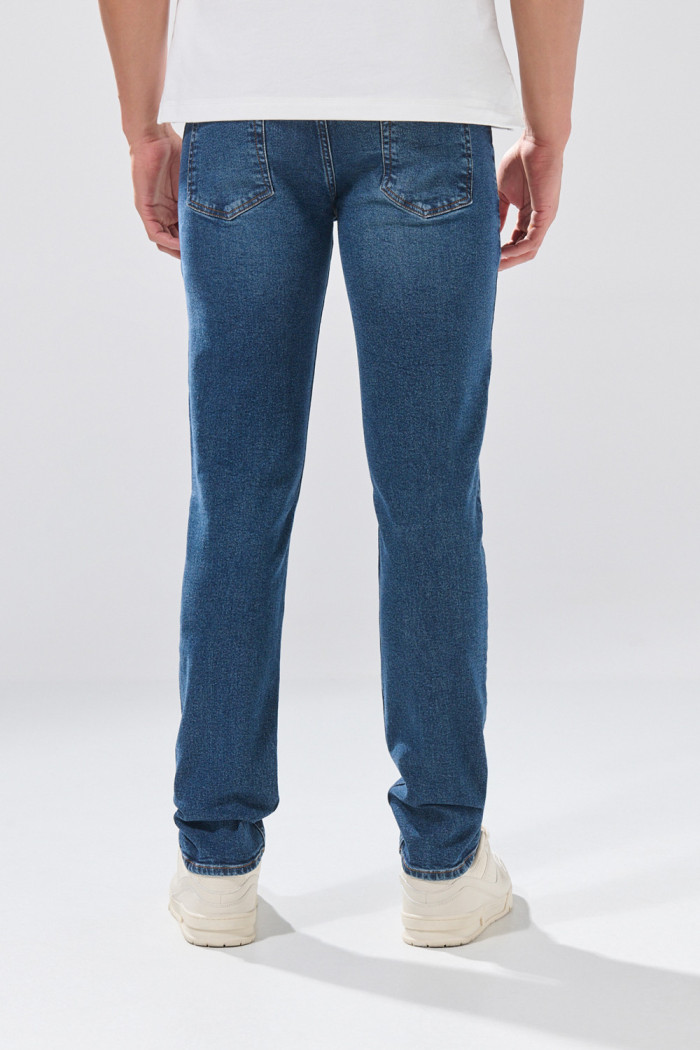 Jean infaltables slim azul oscuro con tiro bajo
