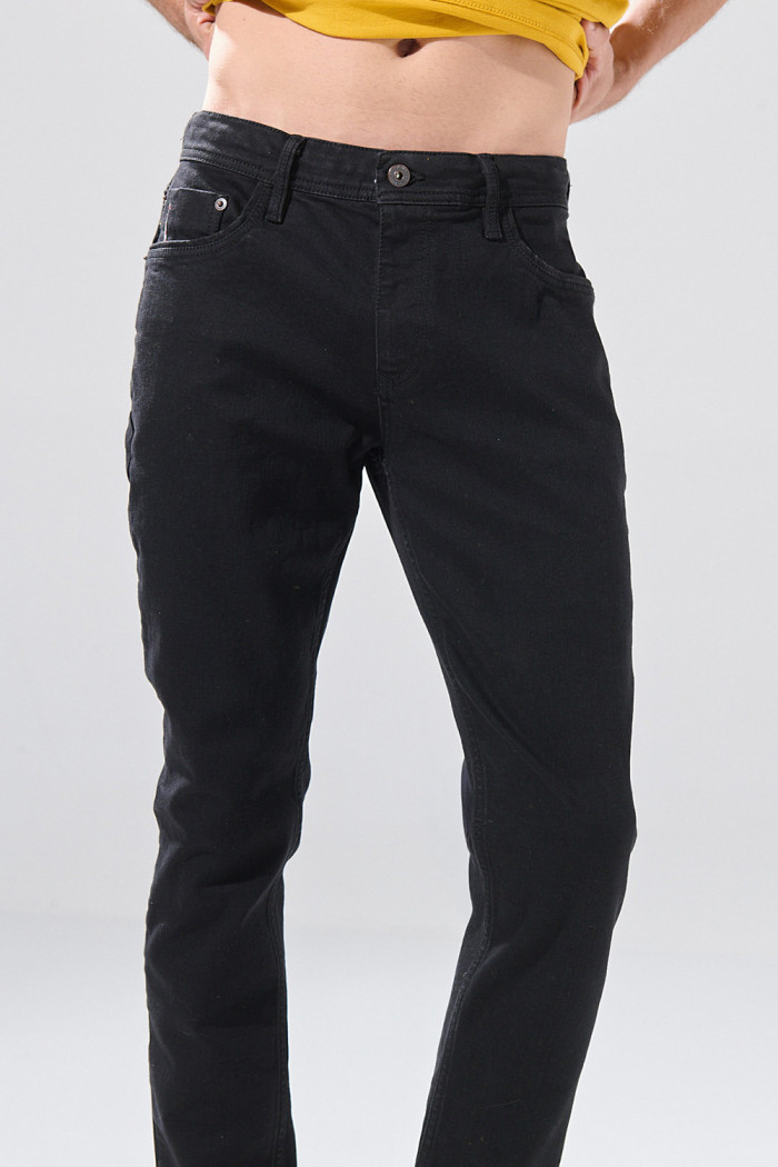 Jean skinny infaltables negro con tiro bajo y bolsillos
