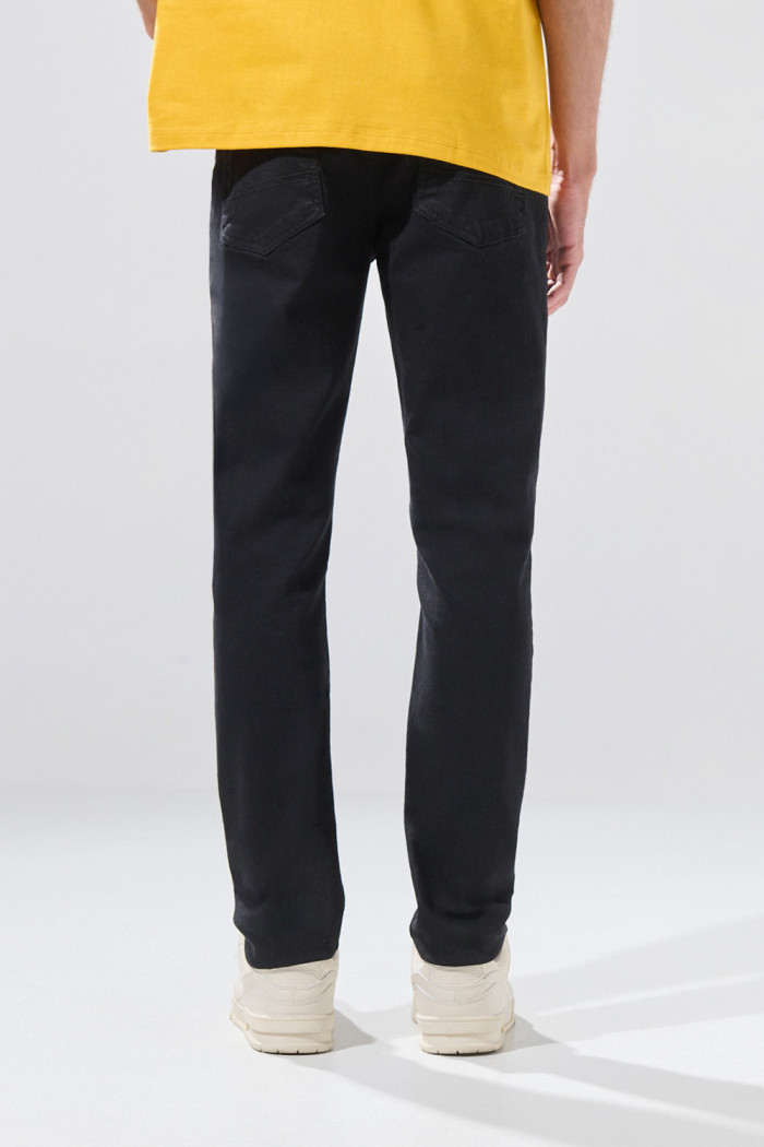 Jean skinny infaltables negro con tiro bajo y bolsillos
