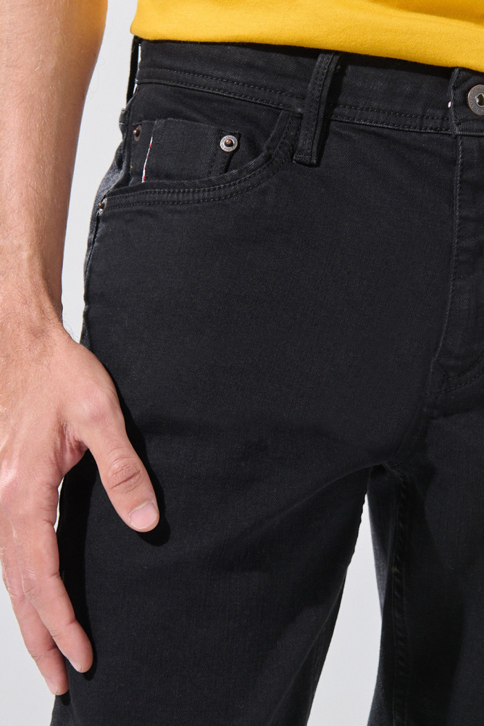 Jean skinny infaltables negro con tiro bajo y bolsillos
