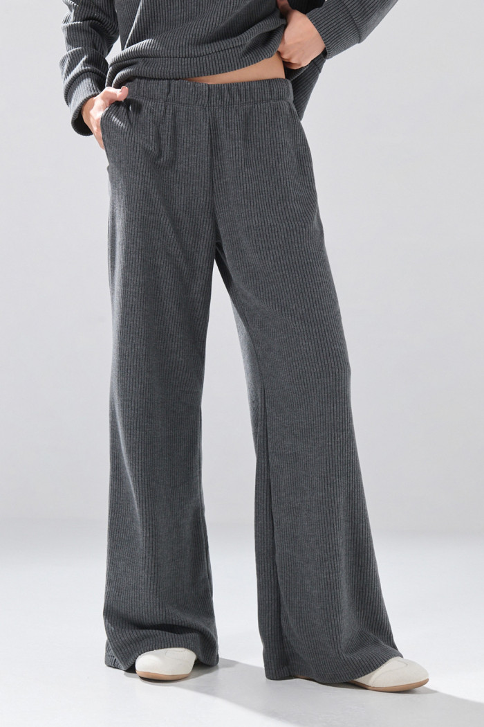 Pantalón jogger unicolor bota ancha con texturas y bolsillos
