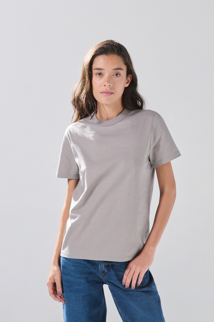 Camiseta cuello redondo infaltables unicolor ajustada
