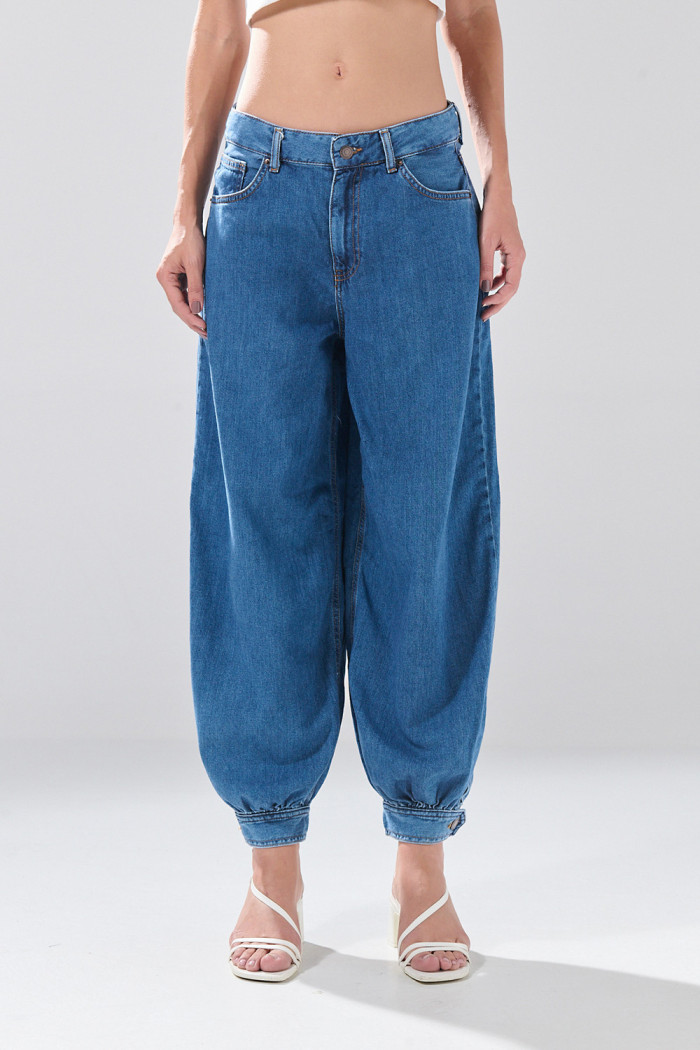 Jean balloon tiro medio azul con bota ancha y bolsillos
