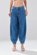 Jean balloon tiro medio azul con bota ancha y bolsillos
