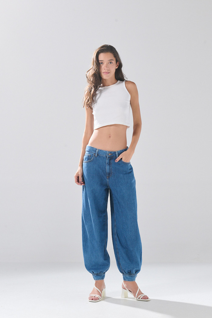 Jean balloon tiro medio azul con bota ancha y bolsillos
