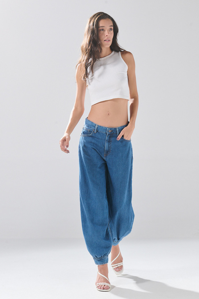 Jean balloon tiro medio azul con bota ancha y bolsillos
