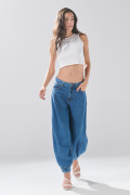 Jean balloon tiro medio azul con bota ancha y bolsillos
