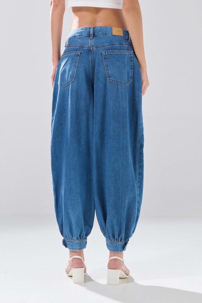 Jean balloon tiro medio azul con bota ancha y bolsillos

