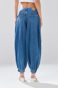 Jean balloon tiro medio azul con bota ancha y bolsillos

