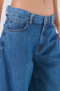 Jean balloon tiro medio azul con bota ancha y bolsillos
