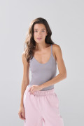 Body cuello V unicolor con broche y manga sisa
