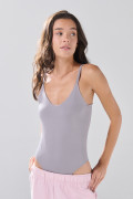Body cuello V unicolor con broche y manga sisa

