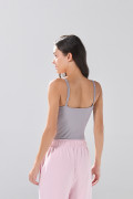 Body cuello V unicolor con broche y manga sisa
