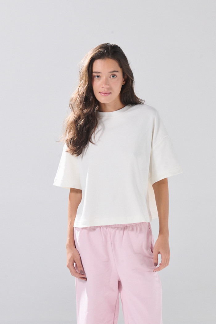 Camiseta crop top unicolor oversize con cuello redondo

