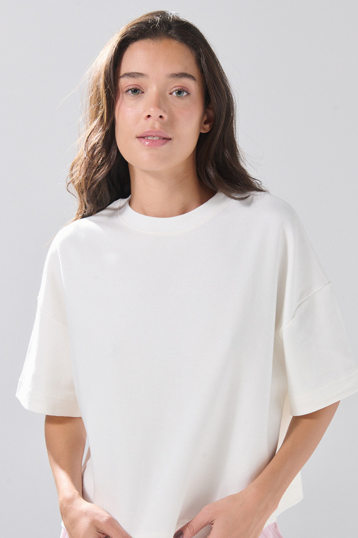 Camiseta crop top unicolor oversize con cuello redondo
