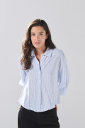 Blusa cuello camisero azul clara con rayas y manga larga
