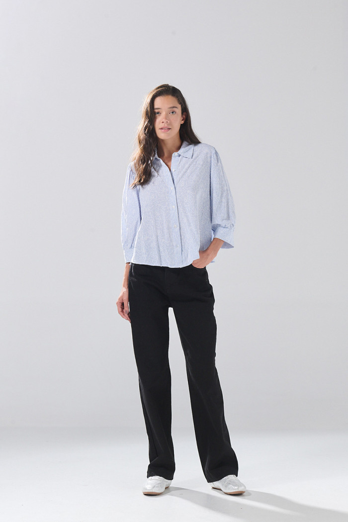 Blusa cuello camisero azul clara con rayas y manga larga
