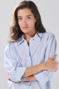 Blusa cuello camisero azul clara con rayas y manga larga
