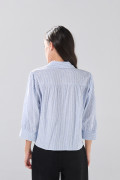Blusa cuello camisero azul clara con rayas y manga larga
