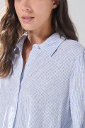 Blusa cuello camisero azul clara con rayas y manga larga
