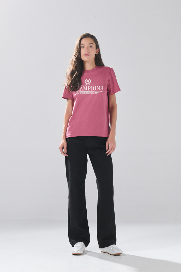 Camiseta rosada oscura manga corta con texto college
