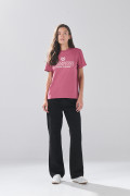 Camiseta rosada oscura manga corta con texto college
