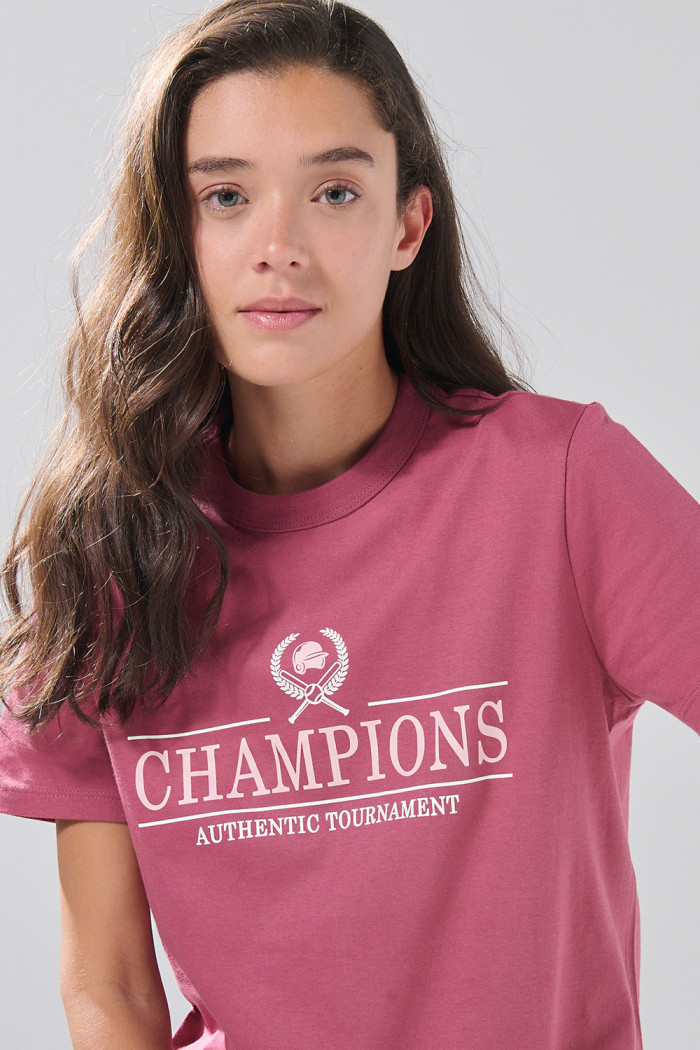 Camiseta rosada oscura manga corta con texto college
