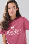 Camiseta rosada oscura manga corta con texto college
