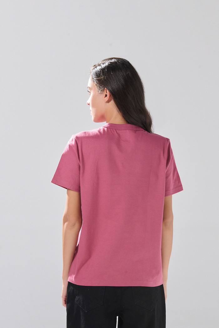 Camiseta rosada oscura manga corta con texto college
