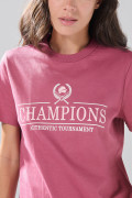 Camiseta rosada oscura manga corta con texto college
