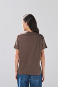 Camiseta cuello redondo en algodón café oscura college
