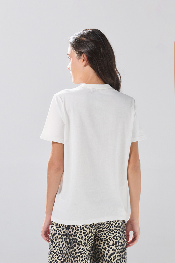 Camiseta college en algodón crema con cuello redondo
