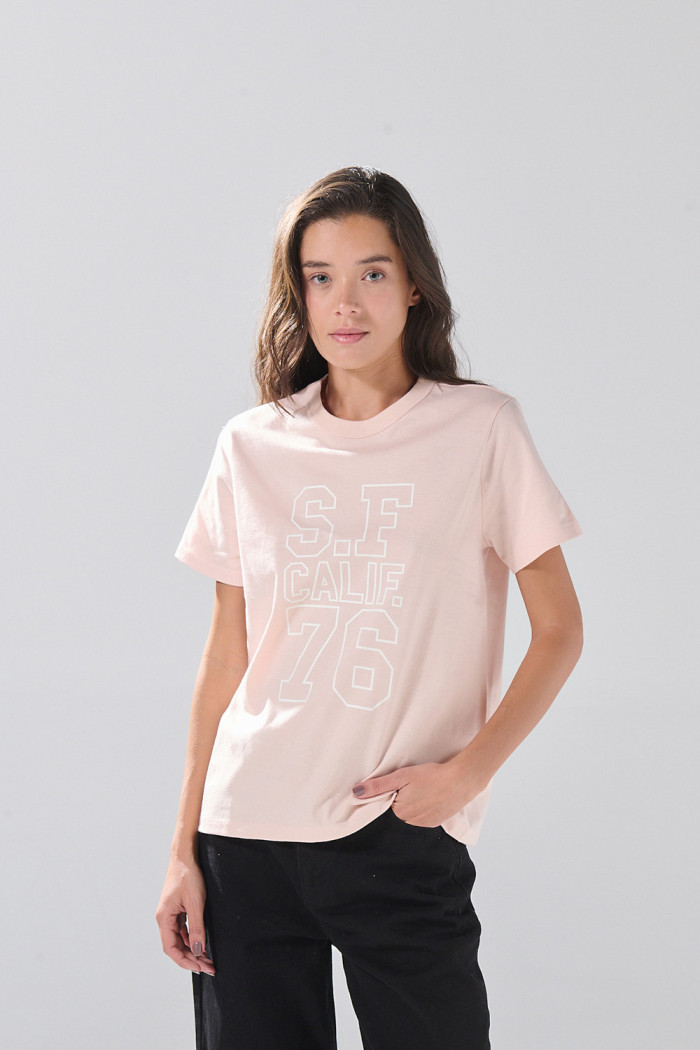 Camiseta rosada clara en algodón manga corta college
