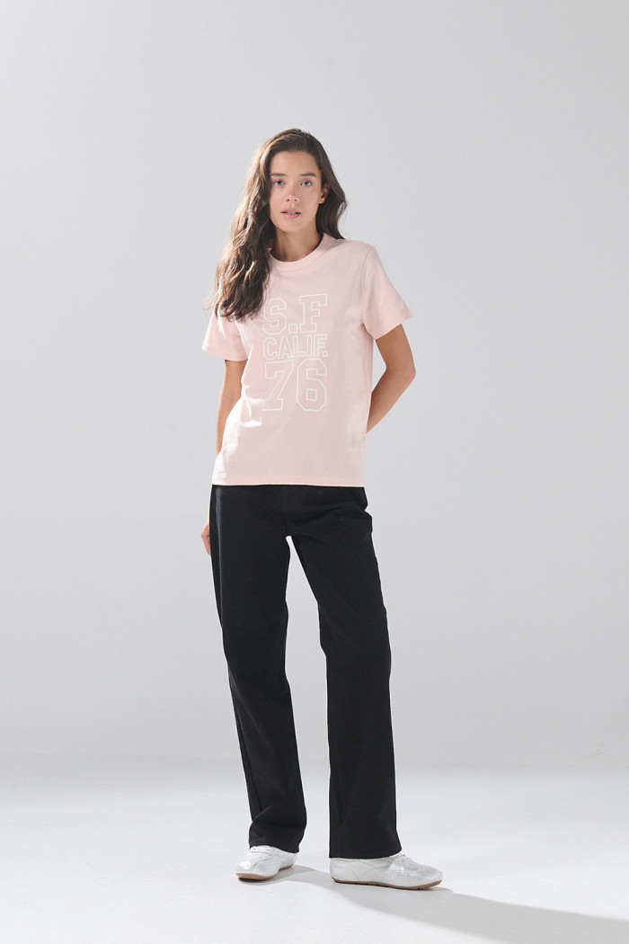 Camiseta rosada clara en algodón manga corta college
