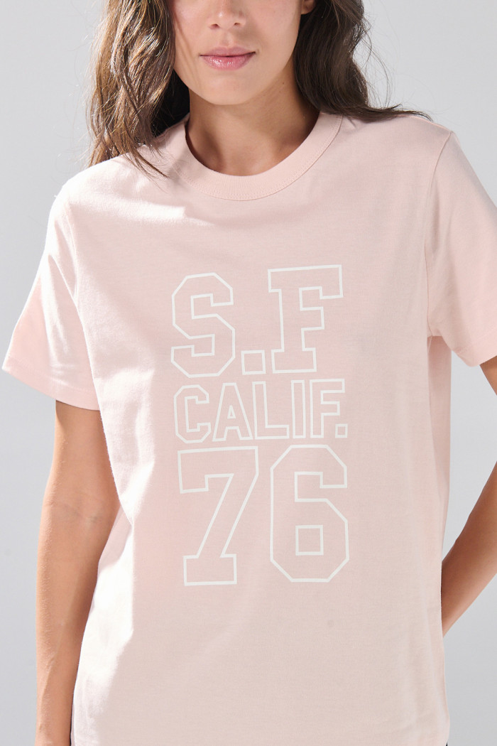Camiseta rosada clara en algodón manga corta college
