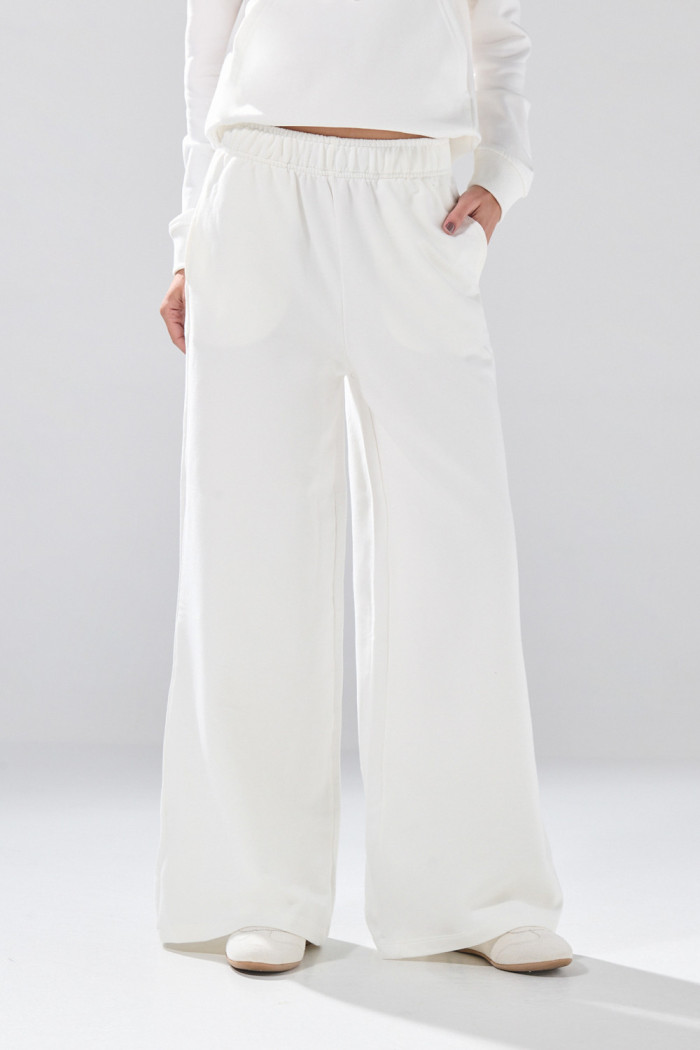 Pantalón unicolor jogger bota ancha con bolsillos laterales
