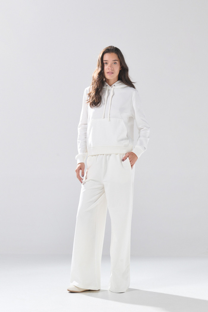 Pantalón unicolor jogger bota ancha con bolsillos laterales
