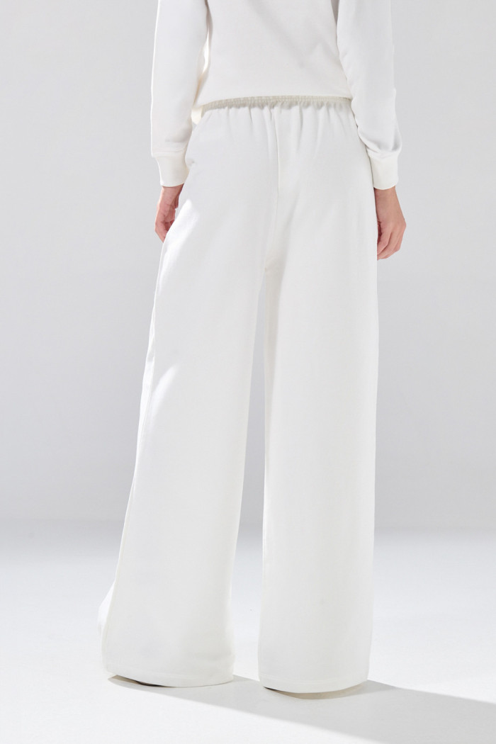 Pantalón unicolor jogger bota ancha con bolsillos laterales
