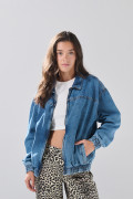 Chaqueta de jean azul medio oversize con cuello trucker
