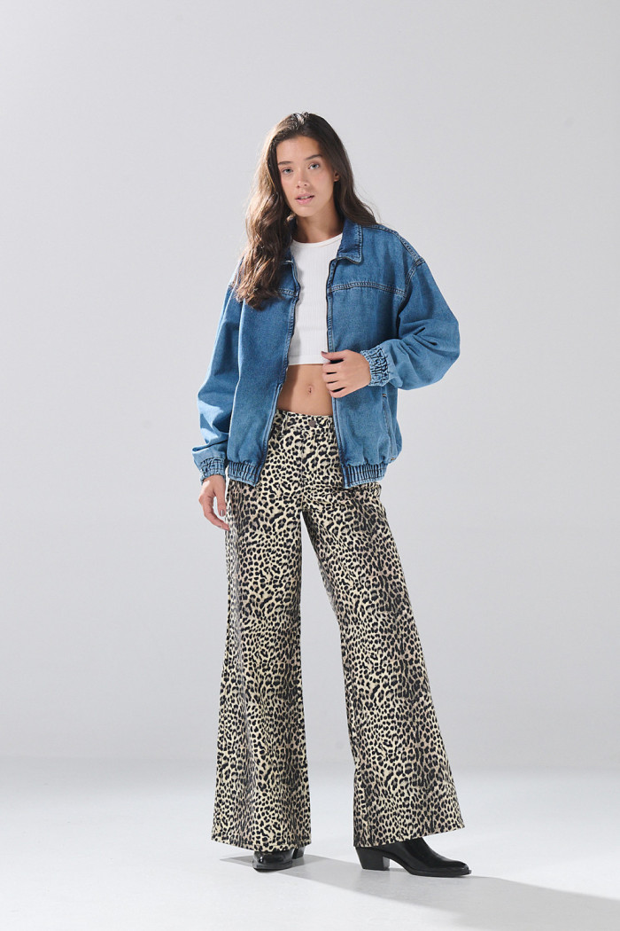 Chaqueta de jean azul medio oversize con cuello trucker
