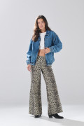 Chaqueta de jean azul medio oversize con cuello trucker
