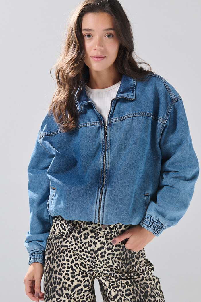 Chaqueta de jean azul medio oversize con cuello trucker
