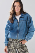 Chaqueta de jean azul medio oversize con cuello trucker
