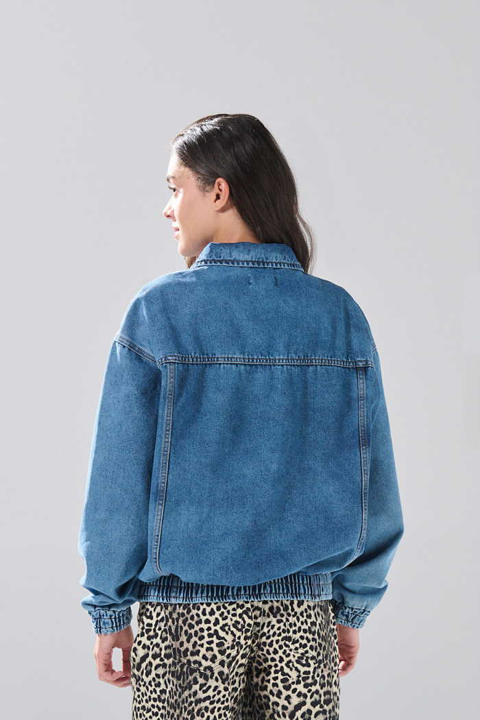 Chaqueta de jean azul medio oversize con cuello trucker

